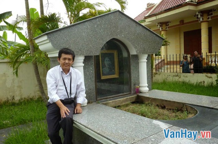 Bên mộ nhà văn Nam Cao
